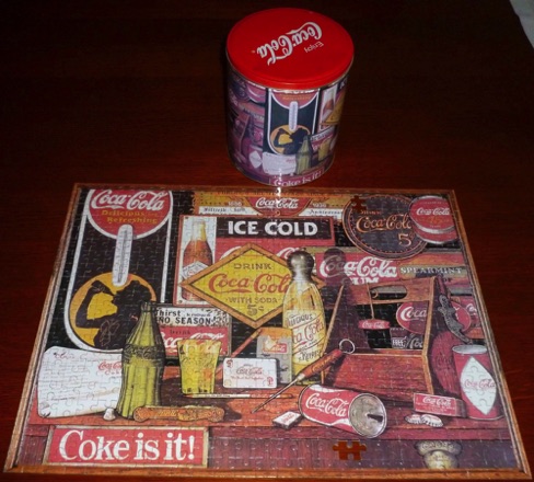 02521-1 € 7,50 coca cola puzzel 700 stukjes met blik ( er ontbreken 2 stukjes).jpeg
